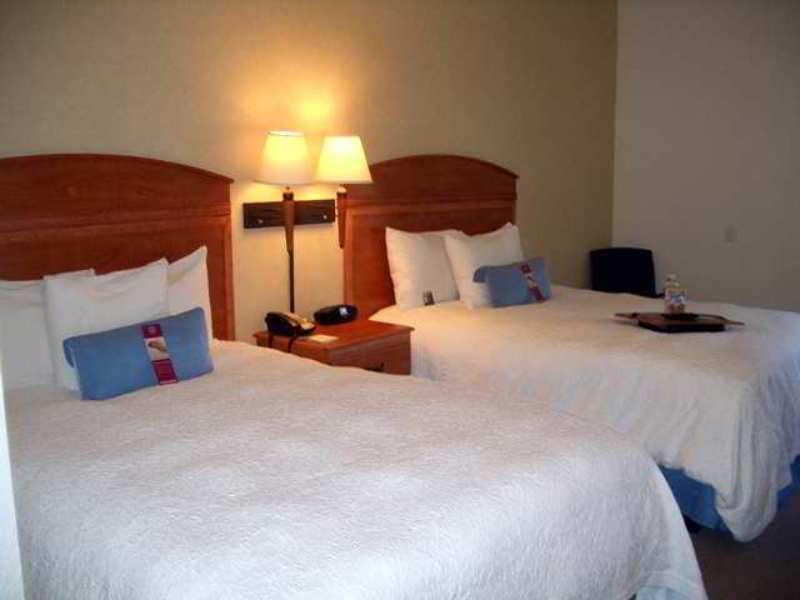 Hampton Inn Milwaukee Airport Room photo