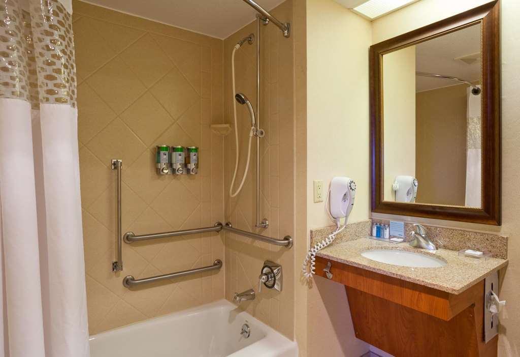 Hampton Inn Milwaukee Airport Room photo
